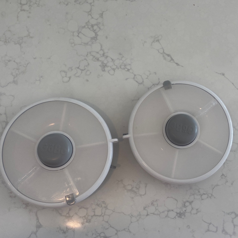 2 gobe snack spinners White  and Gray Lid Pair